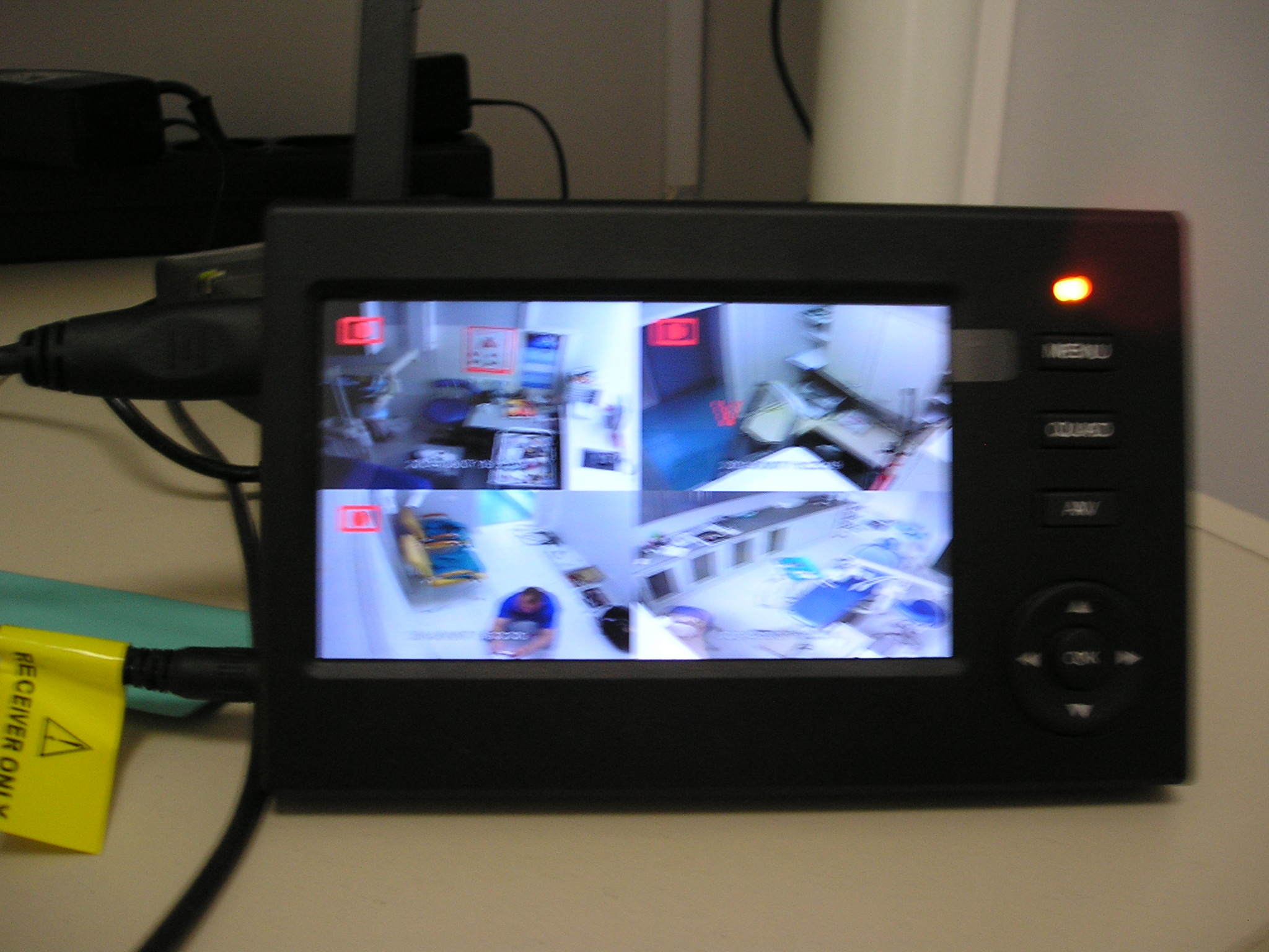 Установка беспроводного комплекта на 4 камеры «Kvadro Vision Home IP Avtonom 4,3’» изображение с четырех камер выведенное на монитор